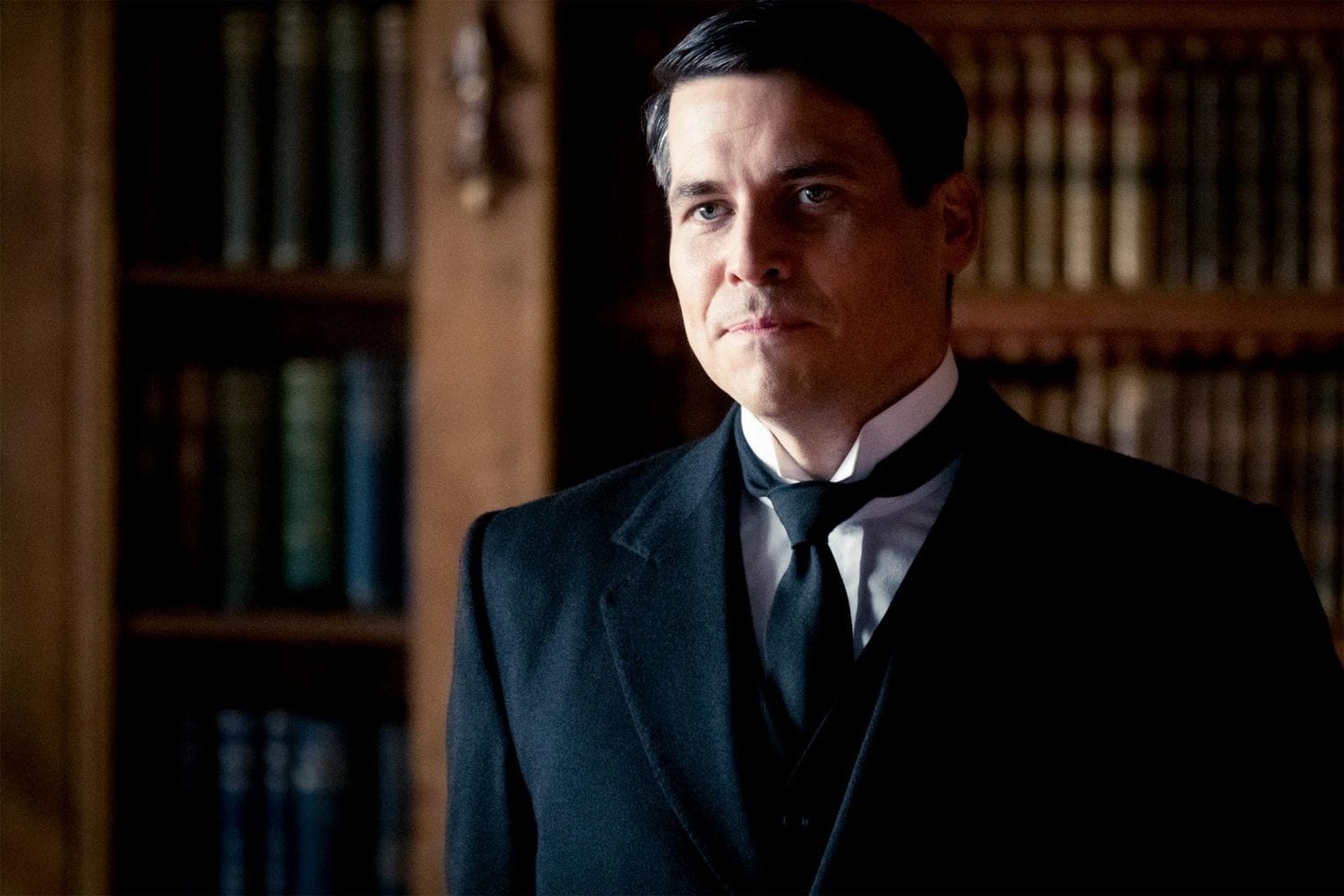 Footman Thomas Barrow (Robert James-Collier).