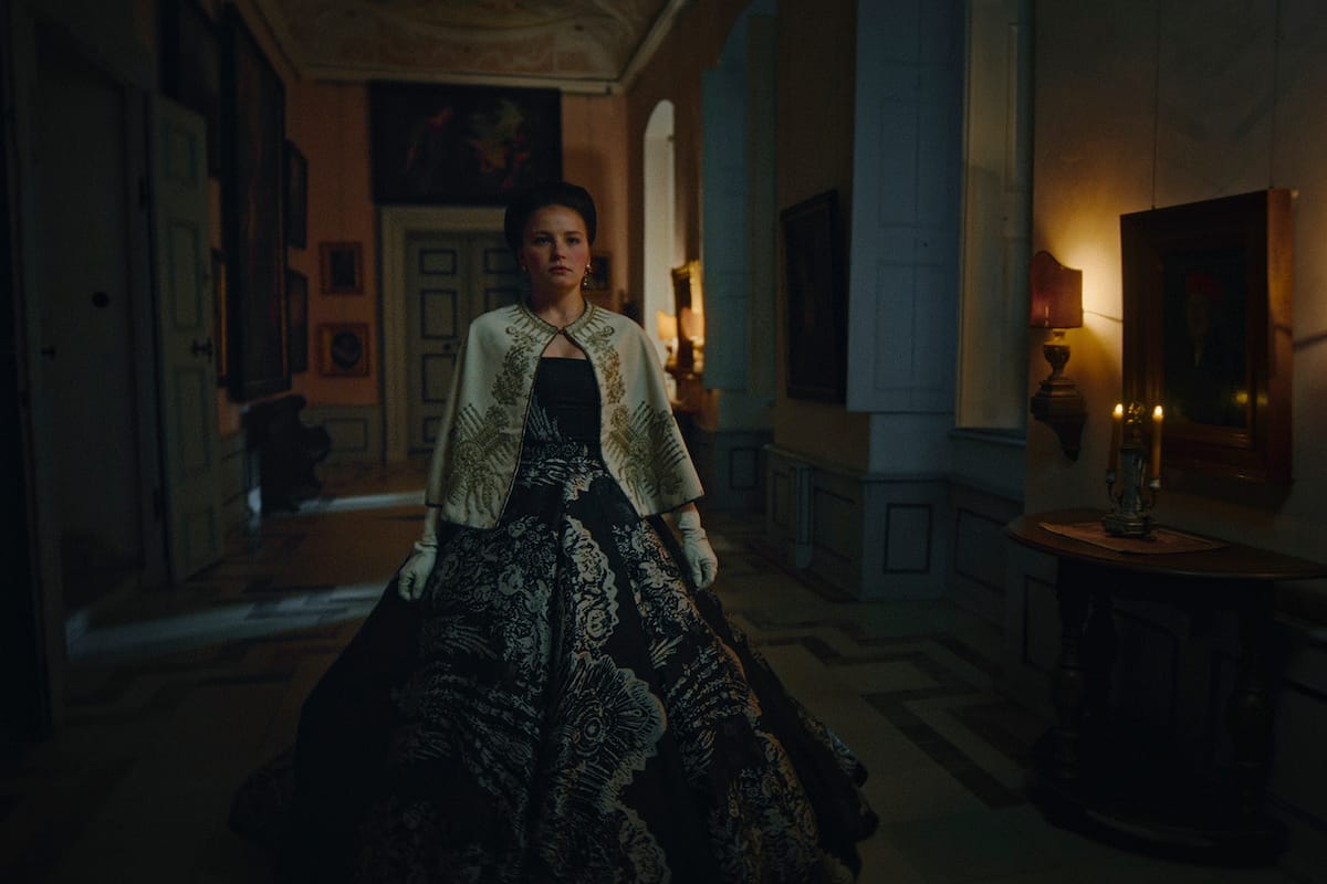 Devrim Lingnau in "The Empress"