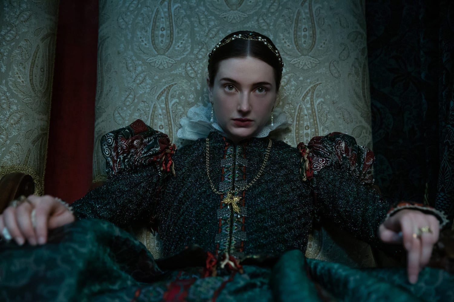 Mary (Antonia Clarke) is becoming a threat to France's stability.