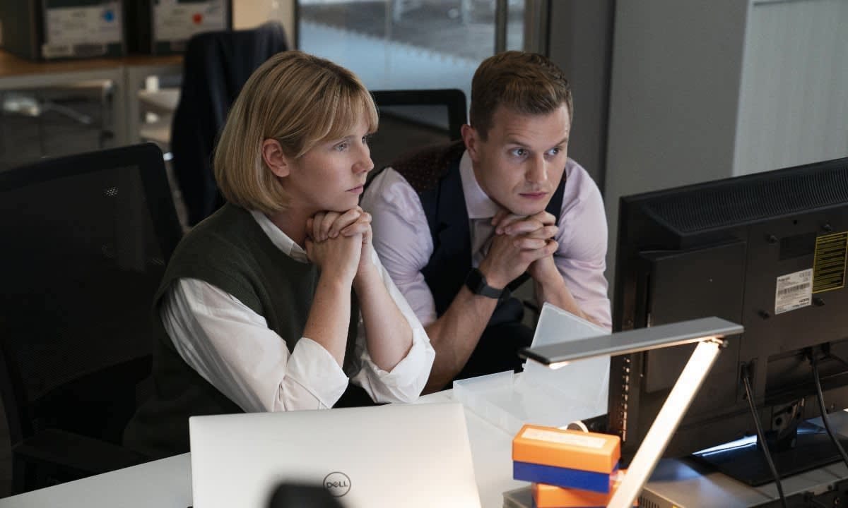 Karen Pirie (Lauren Lyle) and Jason "The Mint" Murray (Chris Jenks).