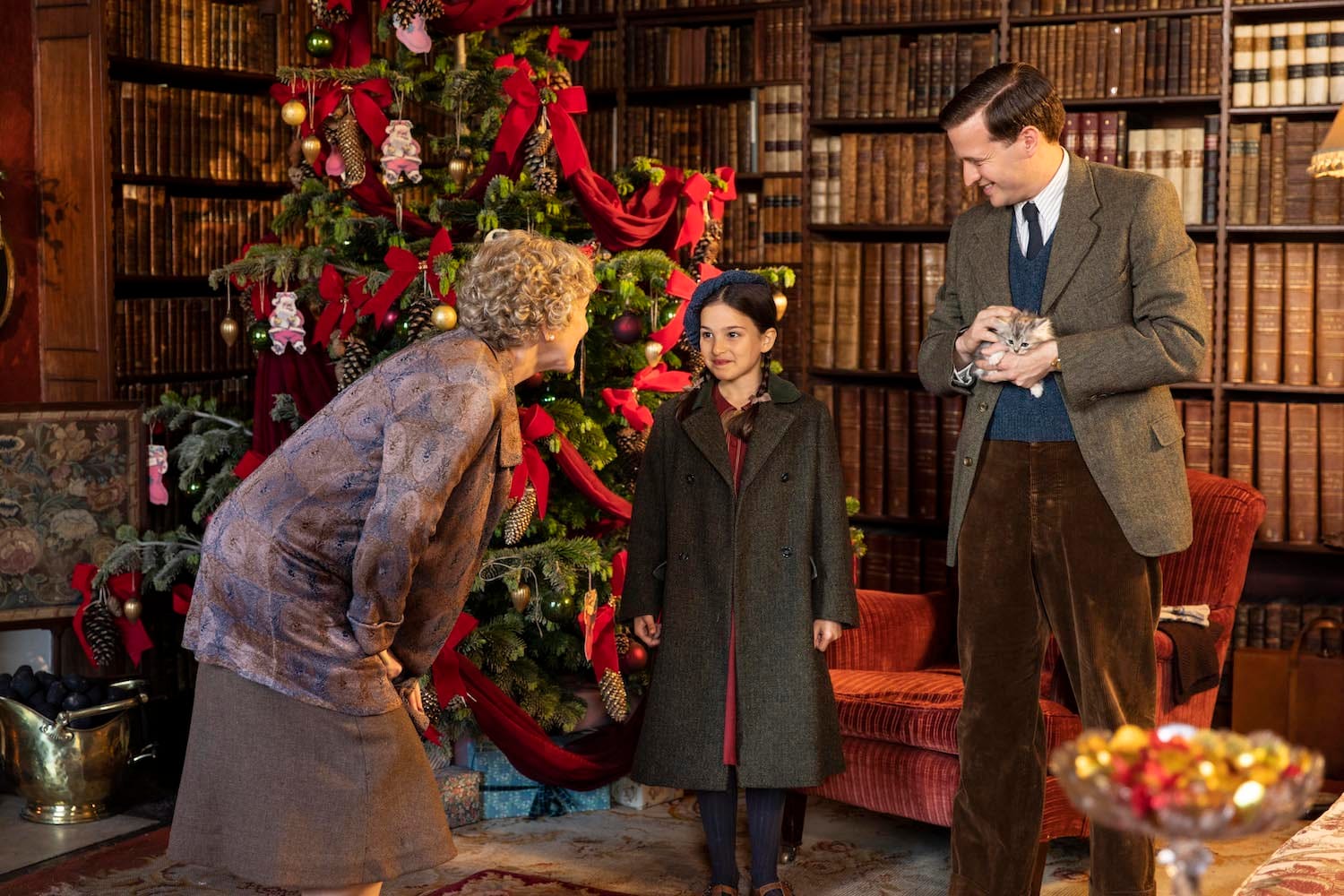 Mrs. Pumphrey (Patricia Hodge), Eva (Ella Bernstein), and James (Nicholas Ralph) with Toto the kitten.