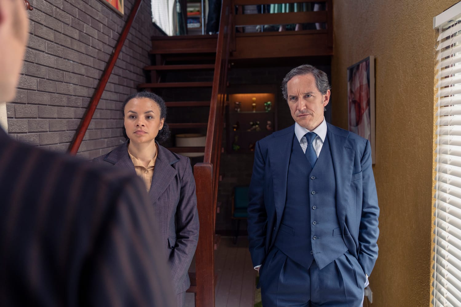 Adam Dalgliesh (Bertie Carvel), Kate Miskin (Carlyss Peer).