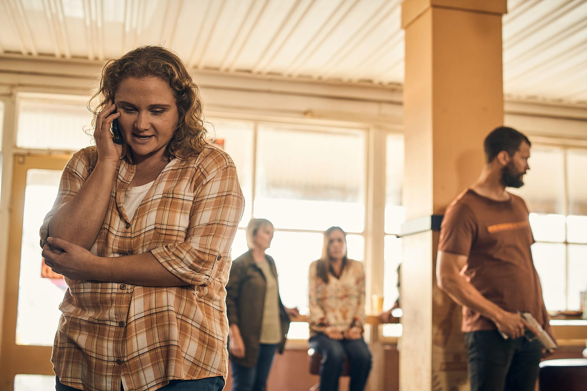 Danielle Macdonald as Helen and&nbsp;Jamie Dornan as Elliot in 'The Tourist' Season 1 Finale