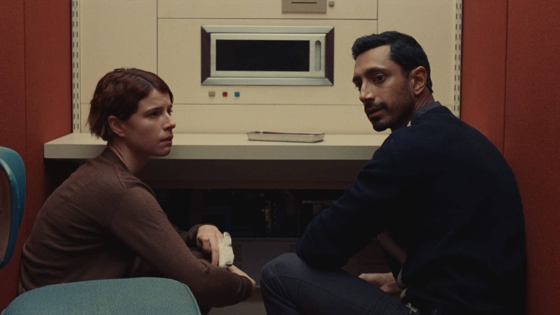 Jessie Buckley and Riz Ahmed in 'Fingernails'