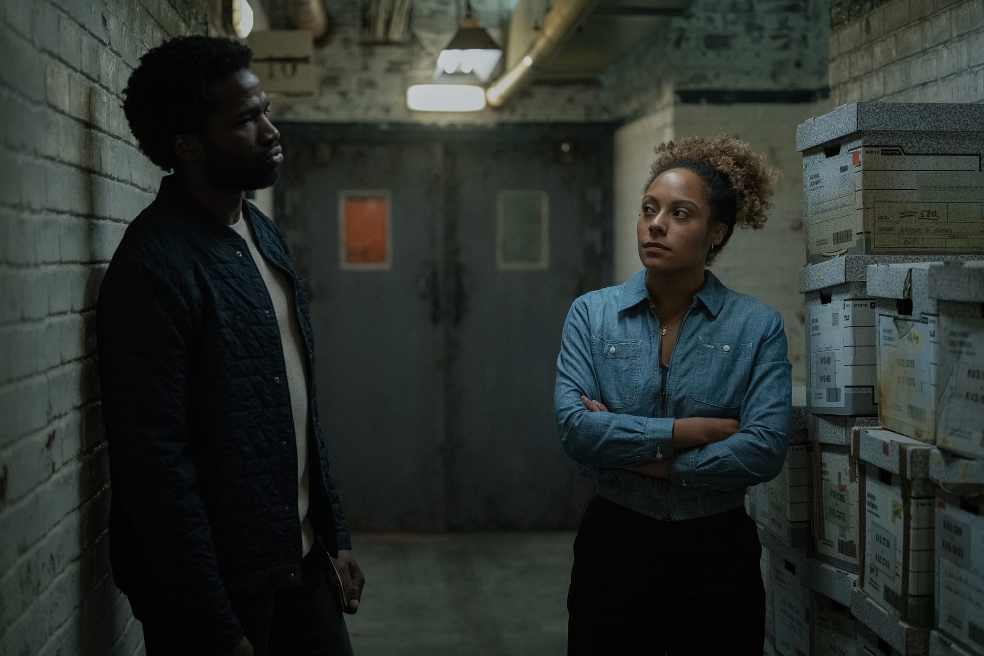 Ṣọpẹ́ Dìrísù as Sean Donovan and Rosalind Eleazar as Louisa Guy in Slow Horses Season 3