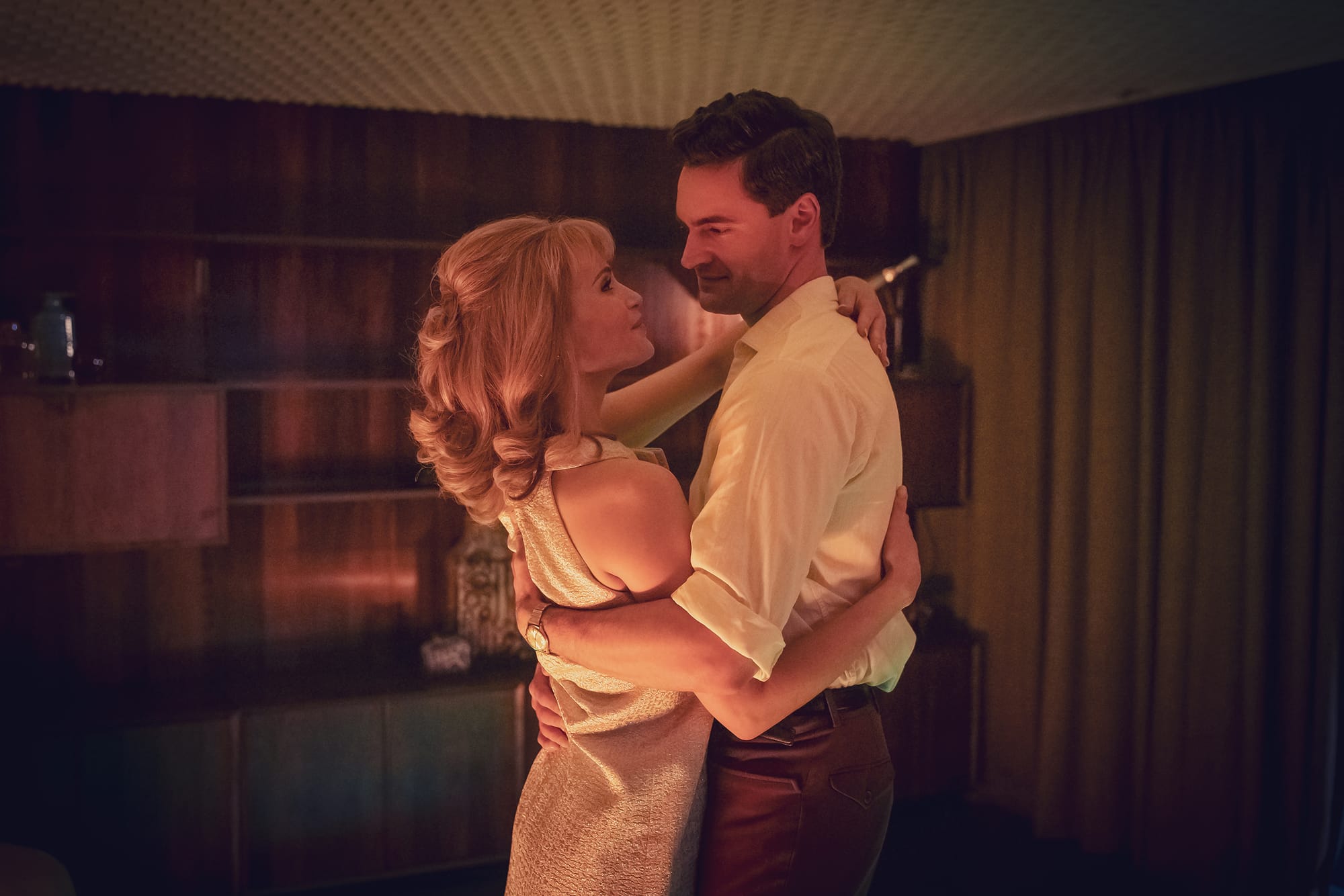 Gemma Arterton as Barbara and Tom Bateman as Clive in Funny Woman Season 1