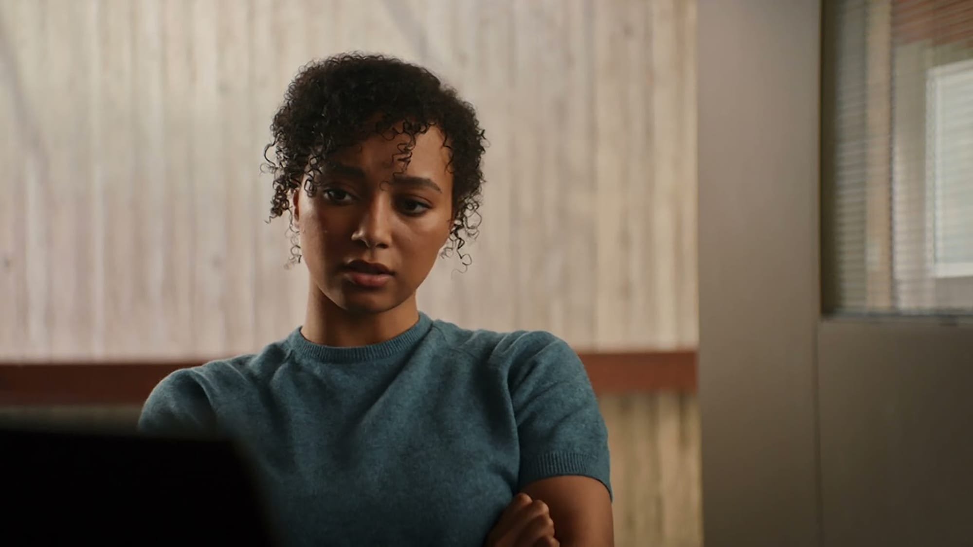 Emma Naomi as Lisa Donckers in 'Professor T' Season 3