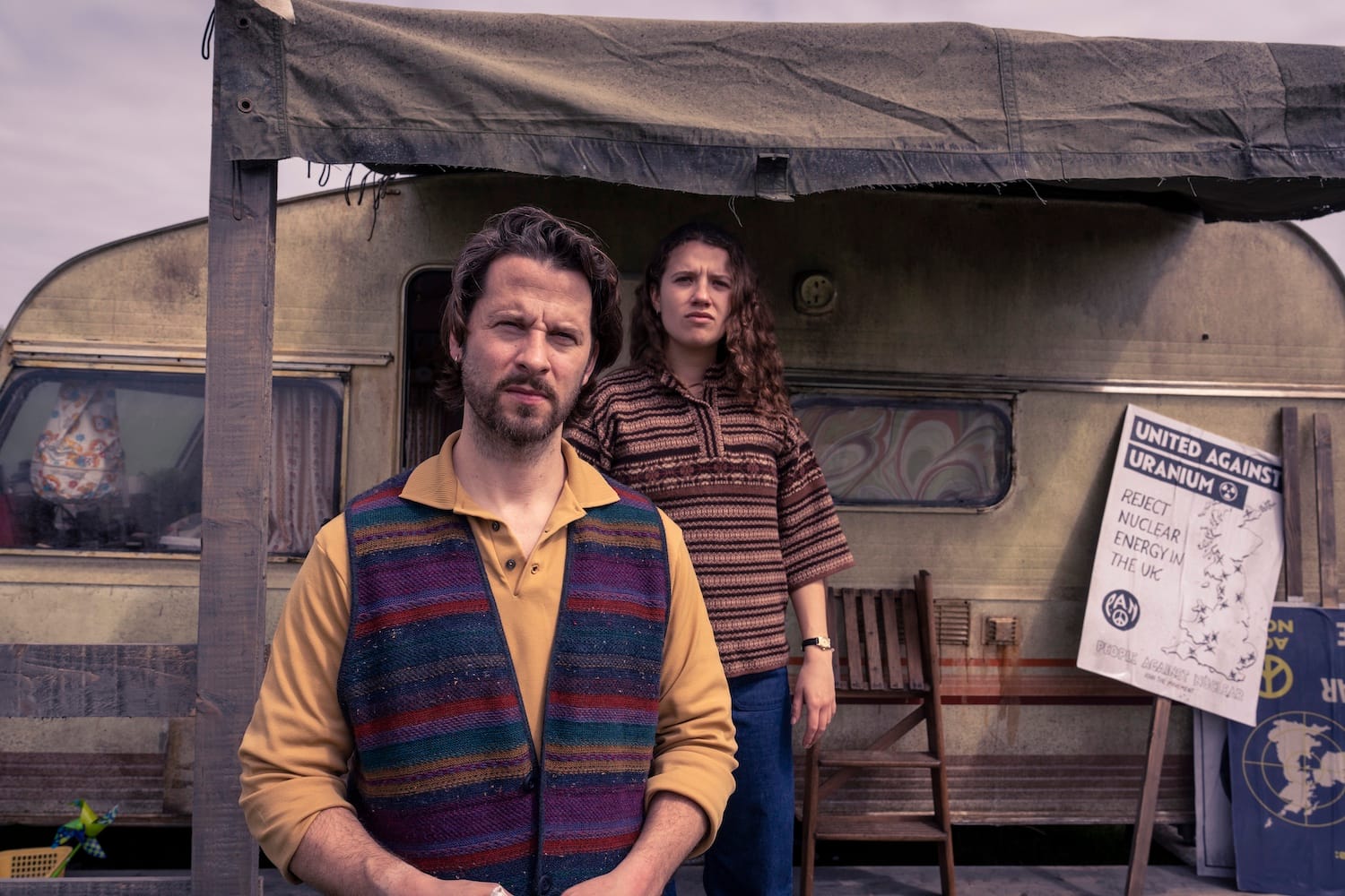 Anti-nuclear activists Amy Camm (Elizabeth Connick) and Neil Pascoe (Robert Lonsdale).