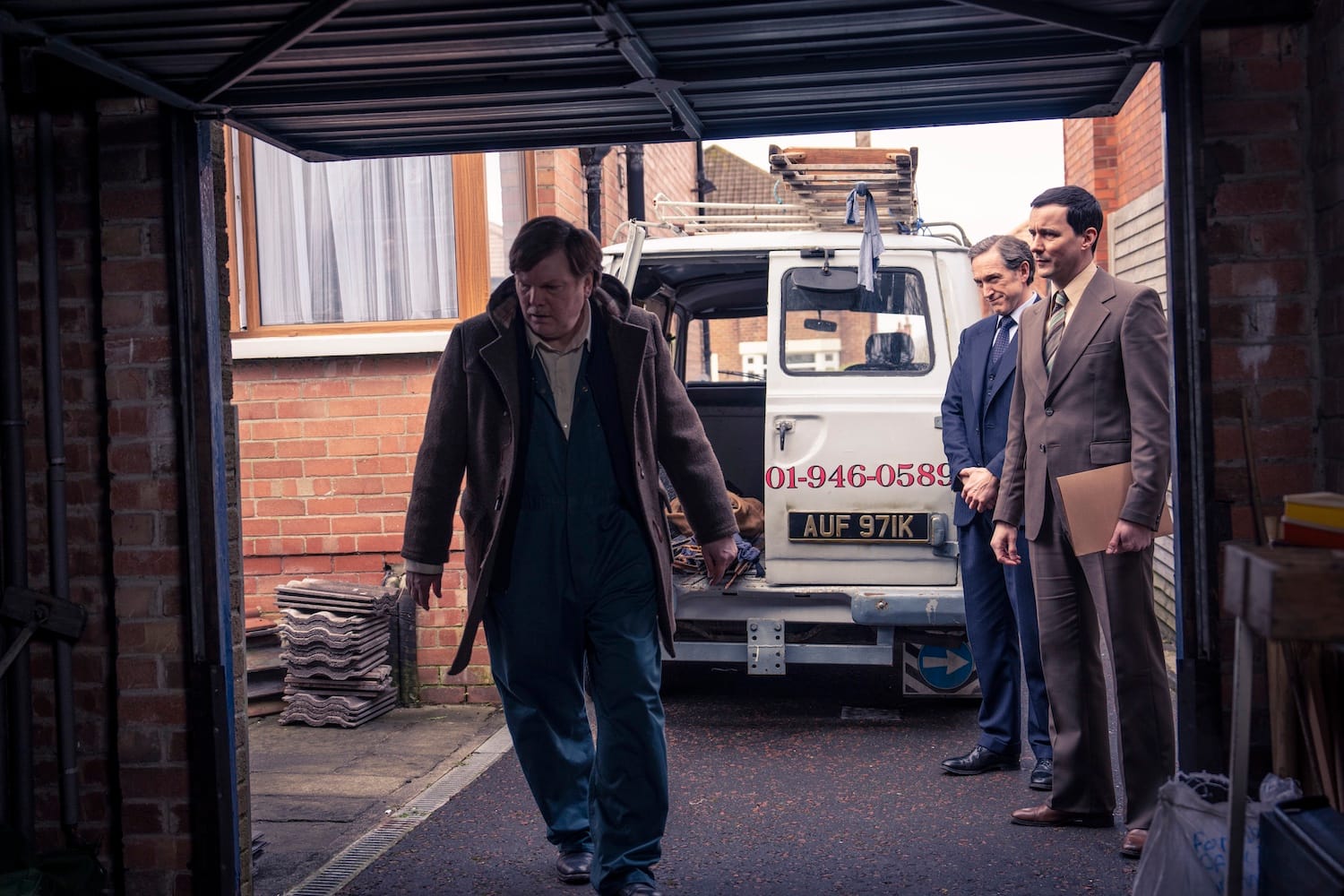 Dalgliesh (Bertie Carvel) and Clive Roscoe (Sam Swainsbury) investigate Malcolm Proctor (Andrew Tiernan).