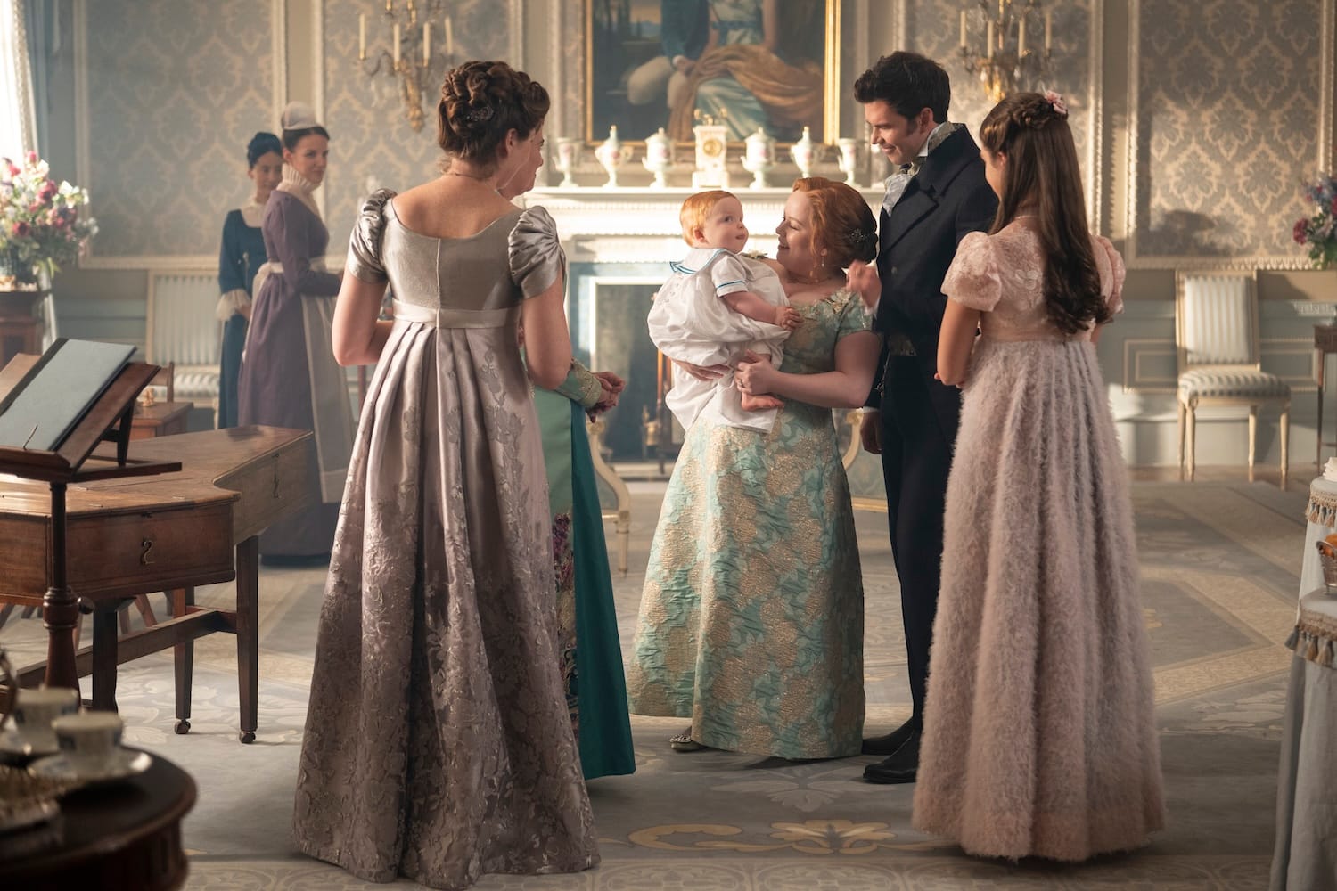 Sophie Lamont, Ruth Gemmell, Polly Walker, Nicola Coughlan, Luke Thompson, and Florence Hunt in "Bridgerton" Season 4