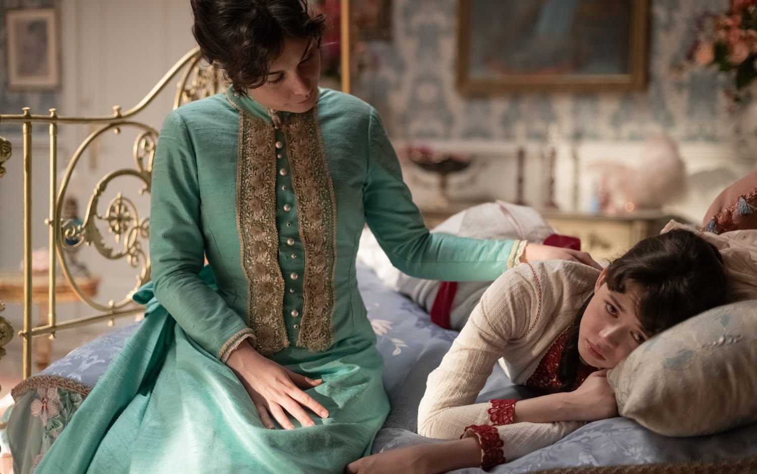 Nadia de Santiago as Elena and Isa Montalbán as Cristina in "The Lady's Companion"