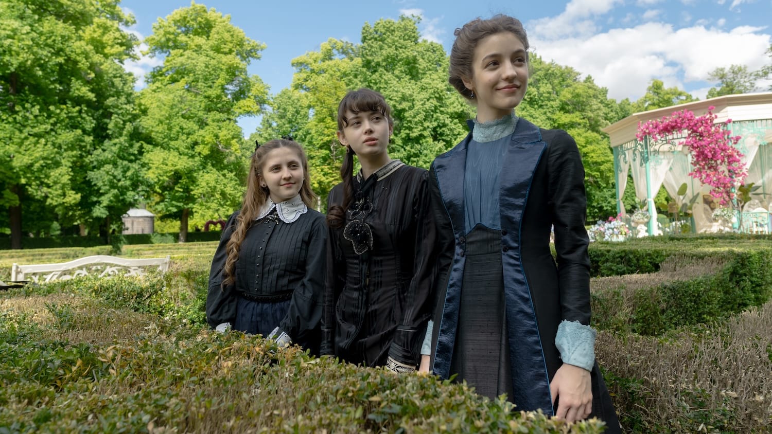 Iratxe Emparán as Carlota, Isa Montalbán as Cristina, and Zoe Bonafonte as Sara in "The Lady's Companion"