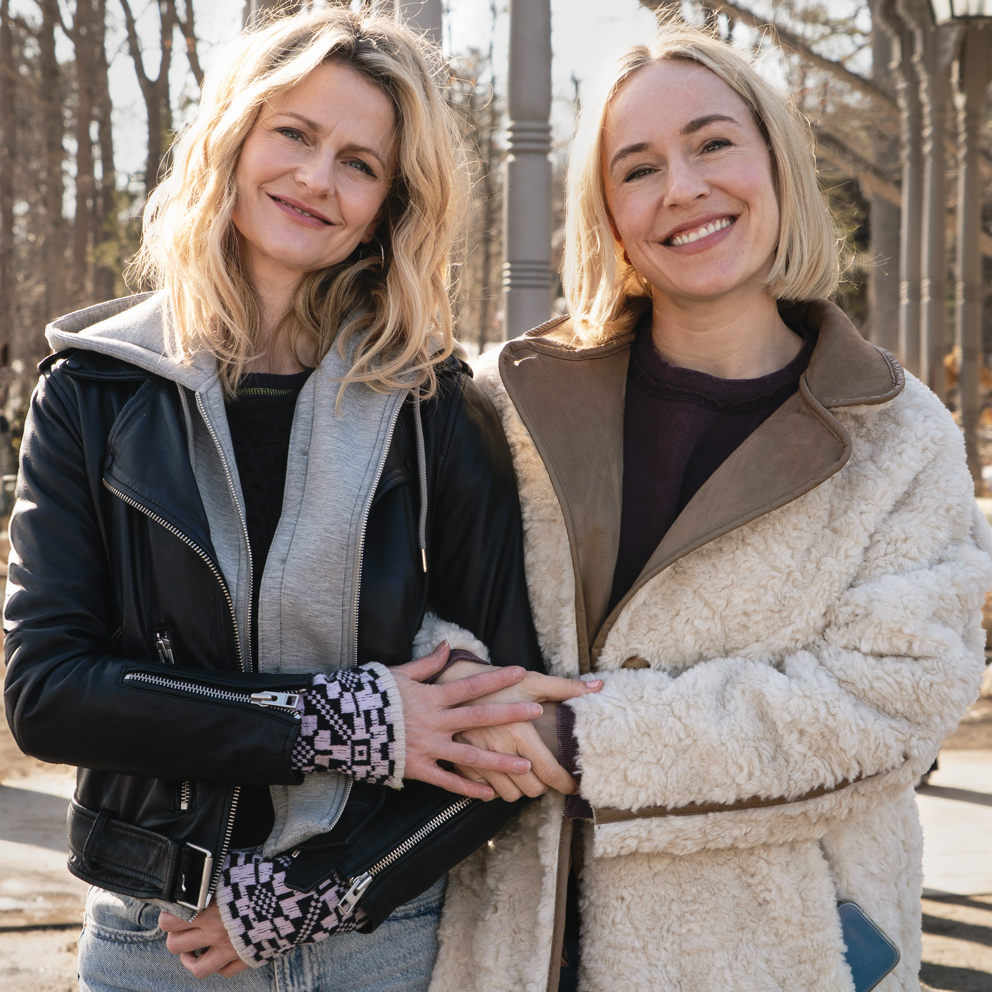 Sarah Goldberg and Susan Stanley as Sare and Suze in 'SisterS' Season 2