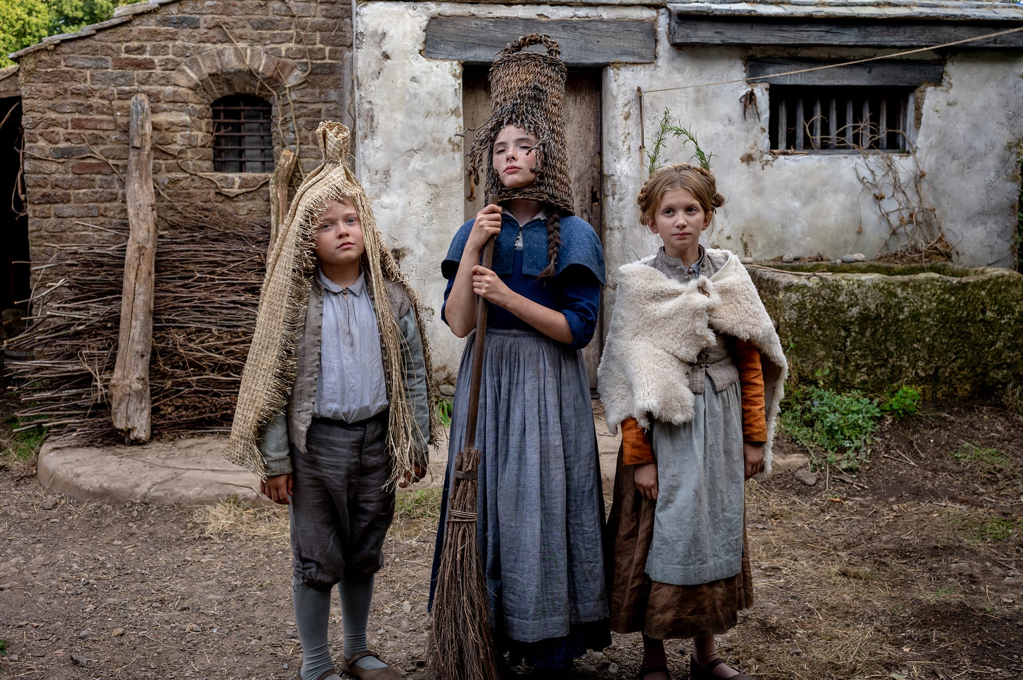 Jacobi Jupe, Bodhi Rae Breathnach, and Olivia Lynes in 'Hamnet'