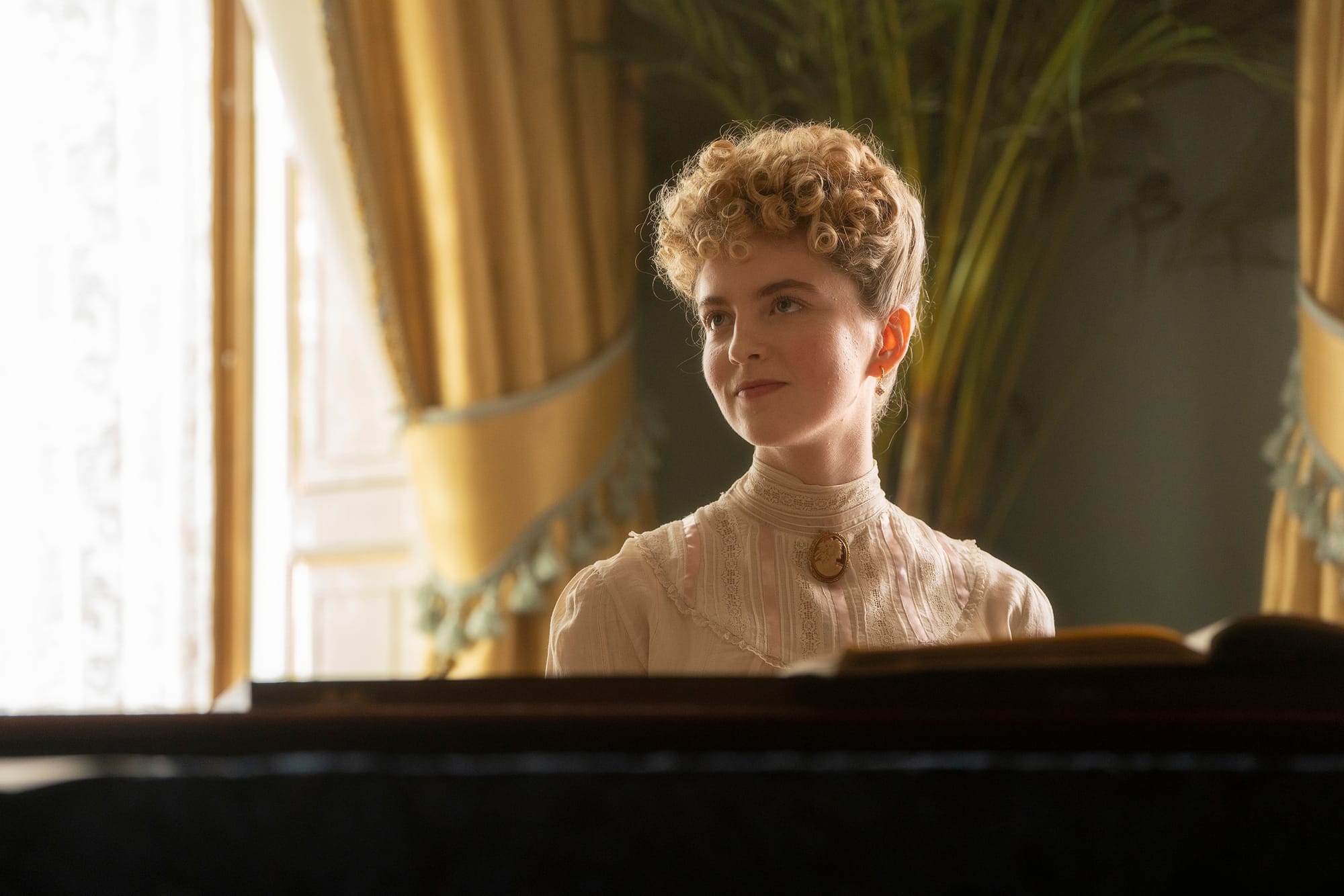 Shannon Lavelle as Liza Hardacre in 'The Hardacres' Season 1